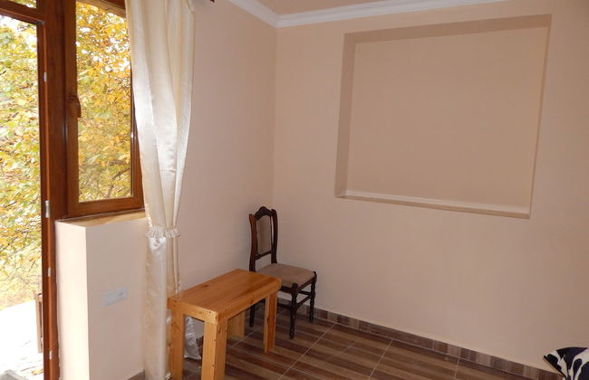 Arami Guesthouse - Photo 4