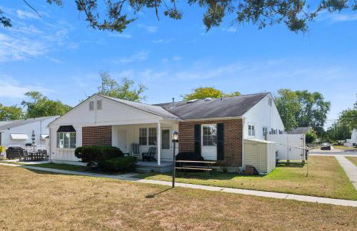 Cozy 2BR Condo - Beachside Bliss with Yard Space condo - Foto 27