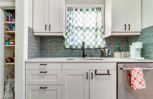 Families Welcome! Colorful Berkley Home with Yard - Foto 10