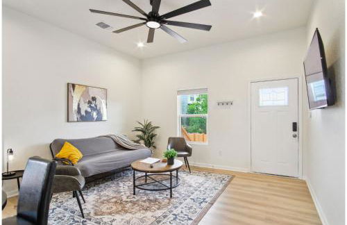 3BR-2BA Cityscape Haven with Panoramic Tower View - Foto 7