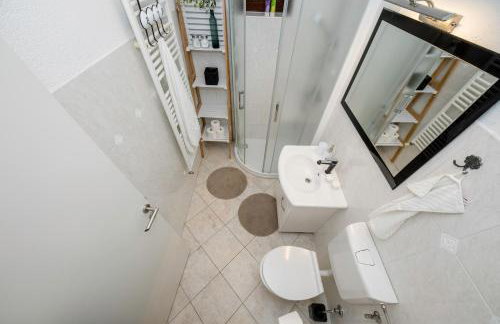 Apartments by the Beach with Pool and Lounge Beds - Miral Apartments - Foto 28