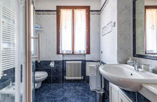 Jacuzzi Apartment in Italian Villa, Wi-Fi & Garden Sassuolo - Maranello - Foto 21