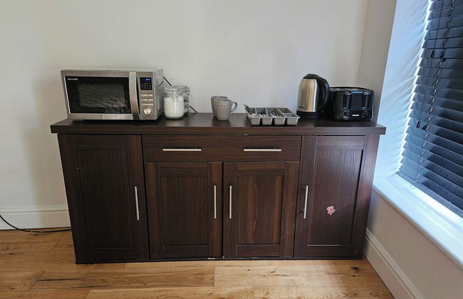 SnoozeDen Westmead – Windsor Castle & Legoland - Foto 19