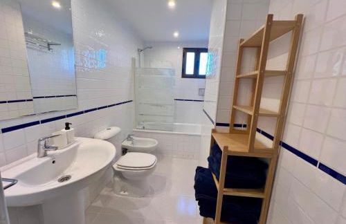 Urban Retreat with Views & Terrace - Foto 20