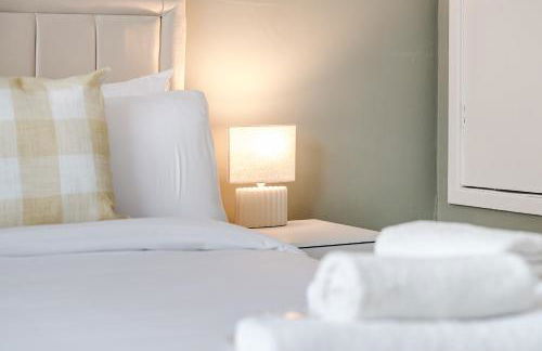 Modern 2 Bedroom House with Parking - Photo 12