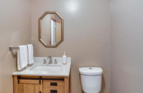 Private Lakefront Home with Game Room in Aurora! - Foto 10