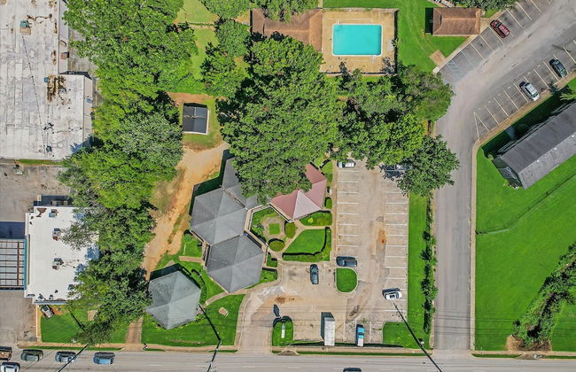 Modern Studio Apartment With Queen Bed - Photo 18