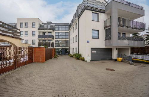 Jasny Apartament z Tarasem i Parkingiem by Noclegi Renters - Foto 32