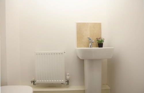 Homington House By N And N Stays, Perfect for Contractors and Workers, Private off road Parking for 2 vehicles, Fast Wifi - Foto 23