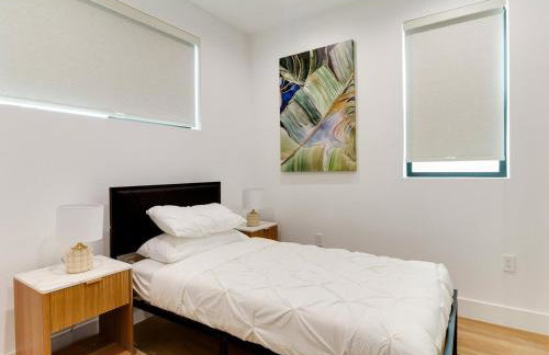 Modern Luxe Retreat Four-Bedroom - Photo 2