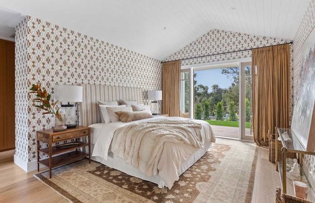 Muskoka Luxe Retreat With Pool Spa Fire Pit - Photo 32