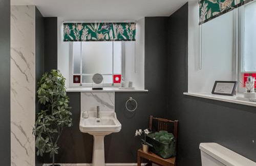 Converted Welsh Sunday School with Sea View & Garden on Anglesey - Dog Friendly - Photo 8