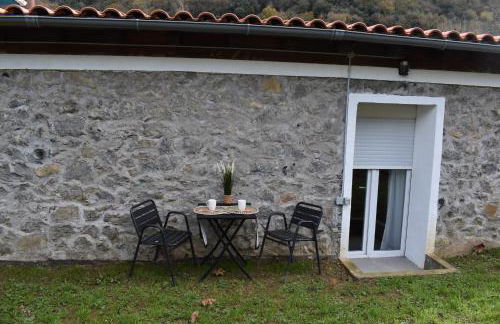 La Antigua Cuadra es un alojamiento de piedra y altos techos de madera con mucho encanto, jardín privado con barbacoa y acceso al río Asón - Foto 12