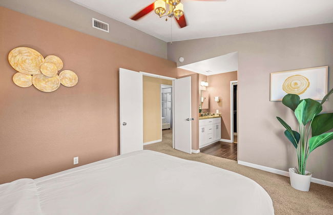 Spacious Retreat w Modern Decor and Private Yard - Photo 6