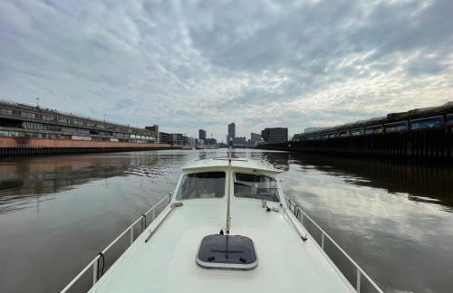 Süsses Motorboot - Bremen Überseestadt - Foto 15