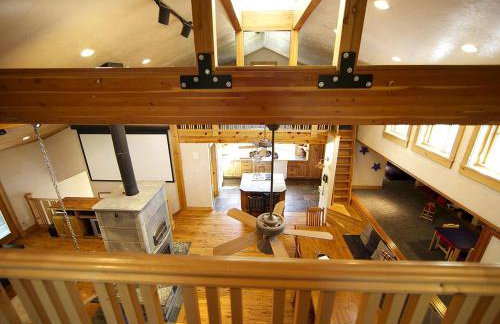 Stately and Unique Cabin Rental with a Wood-Burning Stove near Logan, Utah - Foto 8