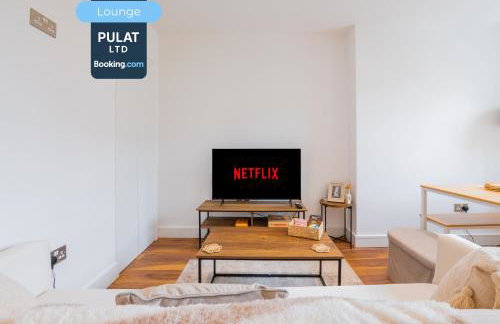 3BR Flat By Pulat Short Lets & Serviced Accommodation London With Pool Table, SmartTV & AC - Foto 5