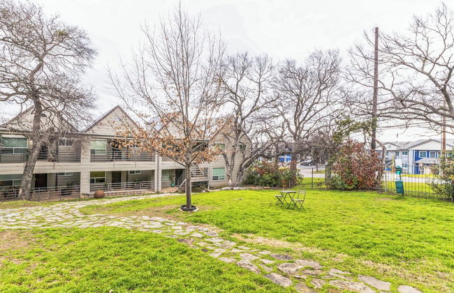 Cozy Retreat in Central East Austin - Photo 27