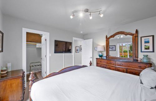 Sunkissed 3BR beach getaway - dog-friendly fenced yard, firepit, glimpse ocean views, near beach access, sleeps 8 - Foto 17