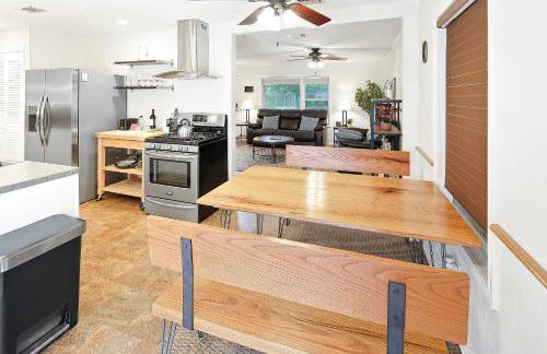 Adorable Southside ATM Cottage with Bikes, Pets OK - Photo 3