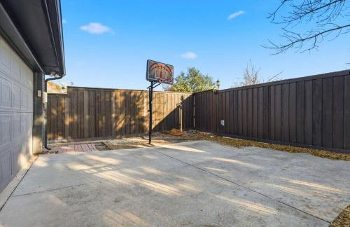 Luxury Backyard Pool & Patio Oasis 4-BD - Foto 40