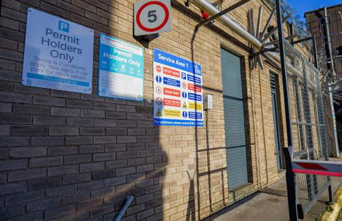 Zeenat Central Bury - Modern 2BR with Free Parking Sleeps 6 - Foto 43