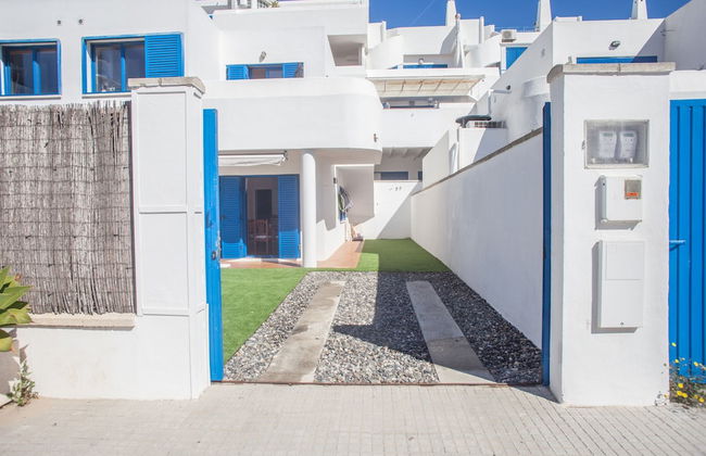 Beach House with garden - Photo 25