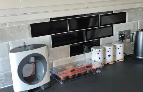 Bright, Spacious, modern Interior Decor 2 bedrooms Apartment with amazing views - Photo 5