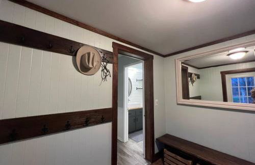 Home 7 beds, 2 baths Farmstay at Pygmy Goat Farm Byron Center Michigan - Foto 3