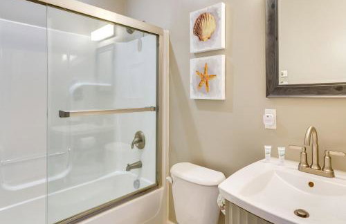 Bayfront Pensacola Beach Condo with Pool and Elevator - Foto 16