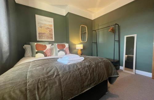 Recently Refurbished 3 Bedroom Home with Parking - Perfect for Longstays - Sleeps 8 - Photo 18