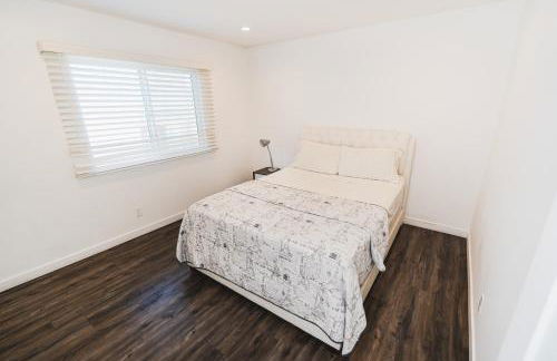 Chic 1-Bedroom with Dinning area in Central Location Close to Downtown with Free Parking - Foto 7