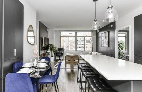 Stylish 2BR Retreat Gym Parkng and Scenic Rooftop - Foto 36