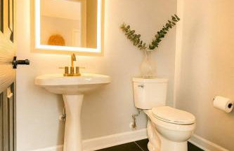 Waterfront Retreat with Spectacular Interior, Jacuzzi and Game Room in NC - Foto 41