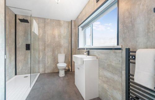 4BR House By Astra Residences Short Lets & Serviced Accommodation Stanley With Free Parking & Instant Booking - Foto 23