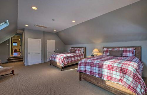 Luxe Green Barn Near Skiing with Mt Equinox Views! - Foto 19