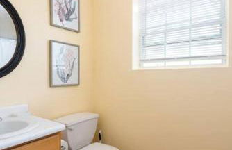 Gorgeous Waterfront 3 Bedroom, 1.5 Bathroom Unit. - Foto 31