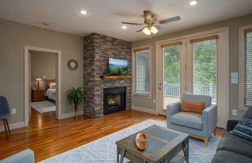 Brevard Basecamp · Brevard Basecamp fireplace in Primary BR - Foto 8