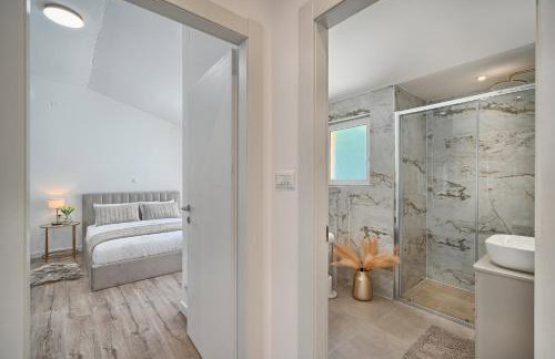 Luxury Mountain View Escape with Private Jacuzzi Split area - Photo 5