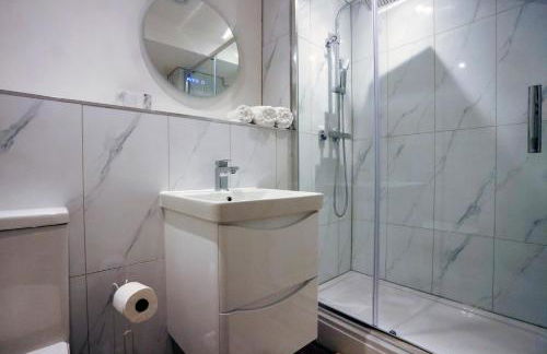 Stylish Seaside Stay - Spacious Ramsgate Apartment - New Build, Underfloor Heating, Perfect Location - Foto 15