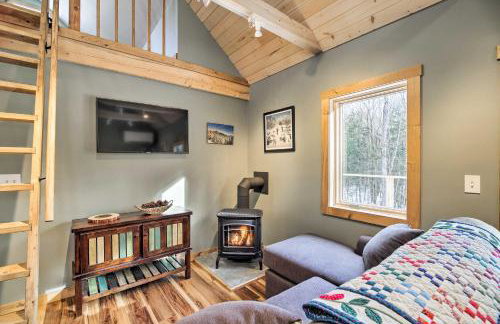Newly Built Cabin w/ Hot Tub - 16 Mi to Stowe Mtn! - Foto 1