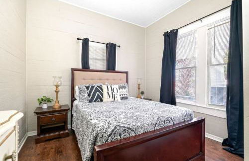 Charming and Historic Bungalow Near All - Foto 9