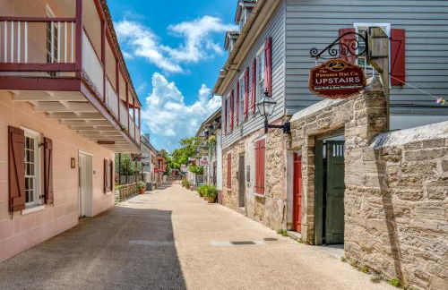 Colonial Quarter hideaway with modern comforts & balcony - near the beach - Photo 2