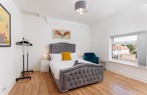 Flatzy - Sleeps 16 Near Football Ground & Ping Pong Table - Foto 8