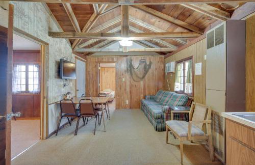 Stone Lake Cabin with Private Deck and Fire Pit! - Foto 5