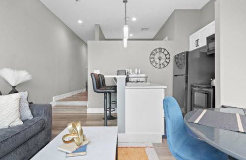 1BR • City Views • Queen + SofaBed • WiFi & 2 TVs - Photo 5