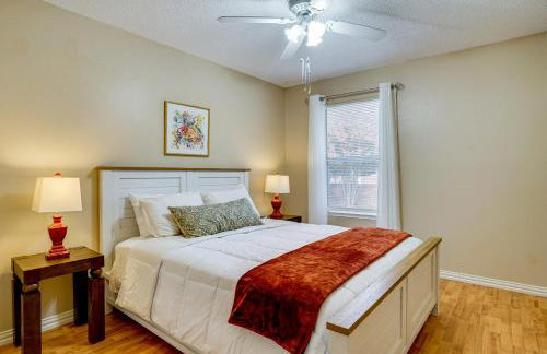 Family Getaway with Fenced Yard in Haltom City! - Foto 20