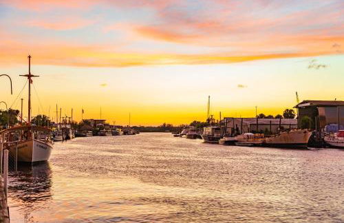 Luxury heated-pool home blocks from the beach - Foto 2