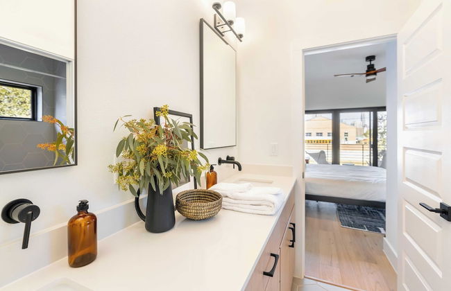 Modern Retreat w/ Pool, Guest House & Deck Lounge Henley by Avantstay - Foto 24