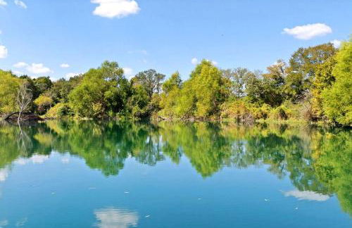Whimsical Lakefront Tiny Home with Hand-Drawn Doodle Design Near Bastrop, Texas - Foto 13
